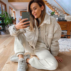 Flauschige Kunstpelz-Shacket mit Kragen und Knopfleiste und langen Ärmeln - Beige