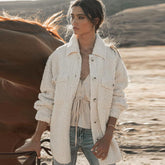 Flauschige Kunstpelz-Shacket mit Kragen und Knopfleiste und langen Ärmeln - Beige