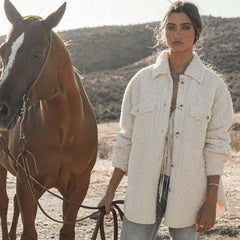 Flauschige Kunstpelz-Shacket mit Kragen und Knopfleiste und langen Ärmeln - Beige