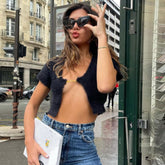 Flauschige, gerippte Crop-Cardigan mit Buchstabenkette vorne und offenen Ärmeln - Schwarz