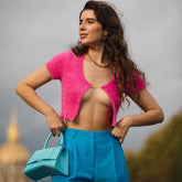 Flauschige, gerippte Crop-Cardigan mit Buchstabenkette vorne und offenen Ärmeln - Rose