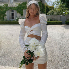 Glänzendes Minikleid aus Satin mit Cut-Outs und Puffärmeln und Strass-Schnürung - Weiß