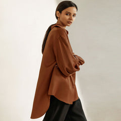 Hemd aus glänzendem Satin mit Knopfleiste, überschnittenen Schultern, Bischofsärmeln und spitzem Kragen - Braun