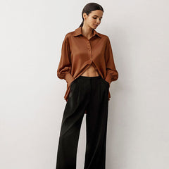 Hemd aus glänzendem Satin mit Knopfleiste, überschnittenen Schultern, Bischofsärmeln und spitzem Kragen - Braun