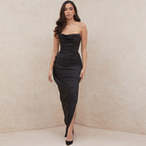 Trägerloses Maxi-Abendkleid aus glänzendem Satin mit Wasserfallausschnitt und Schlitz - Schwarz