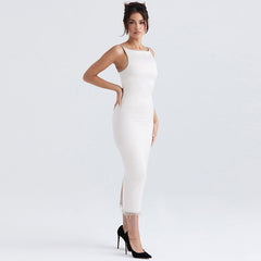 Robe de cocktail mi-longue moulante à col bateau et franges en satin brillant - Blanc