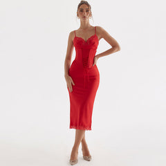 Robe mi-longue moulante en satin brillant avec ceinture et bordure en dentelle - Rouge