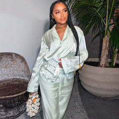 Passendes Set aus langärmliger Bluse und Hose aus glänzendem Satin mit weitem Bein - Grün