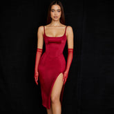 Robe de cocktail mi-longue en satin brillant à encolure dégagée et fente haute - Rouge