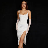 Robe de cocktail mi-longue en satin brillant à encolure dégagée et fente haute - Blanc