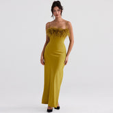 Robe longue de soirée en satin brillant de couleur unie avec fausses plumes - Vert