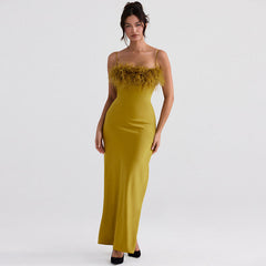 Robe longue de soirée en satin brillant de couleur unie avec fausses plumes - Vert