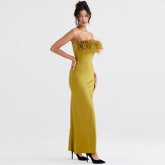 Robe longue de soirée en satin brillant de couleur unie avec fausses plumes - Vert