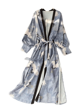 Robe longue kimono en polyester bleu imprimé œuvre d'art