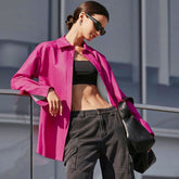 Minimalistisches Hemd aus Kunstleder mit Knopfleiste und spitzem Kragen, langärmlig - Hot Pink