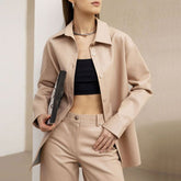 Minimalistisches Hemd aus Kunstleder mit Knopfleiste und spitzem Kragen, langärmlig - Khaki