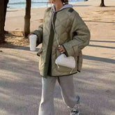 Übergroße Steppjacke mit langen Ärmeln und Knopfleiste und Pattentasche - Salbeigrün