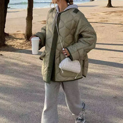 Übergroße Steppjacke mit langen Ärmeln und Knopfleiste und Pattentasche - Salbeigrün