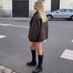 Oversize-Mantel aus Wildlederimitat mit Reverskragen und Knopfleiste und langen Ärmeln - Kaffee