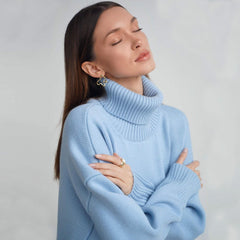 Oversize-Rollkragenpullover mit Rippenmuster und hohen, niedrigen Ärmeln - Babyblau