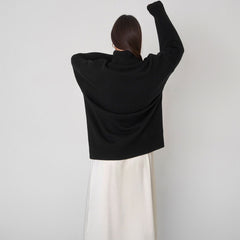 Oversize-Rollkragenpullover mit Rippenmuster und hohen, niedrigen Ärmeln - Schwarz