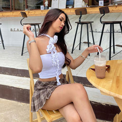 Einfarbiges, geripptes Crop Top mit 3D-Blumen-Salat-Detail - Weiß