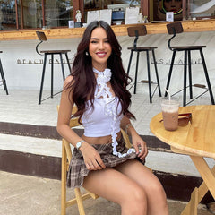 Einfarbiges, geripptes Crop Top mit 3D-Blumen-Salat-Detail - Weiß