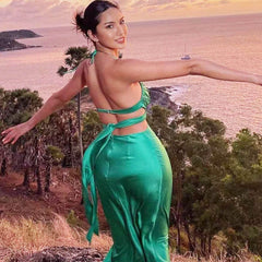 Auffälliges Maxikleid aus Satin mit Schnürung hinten und verdrehter Vorderseite und Cut-Out - Grün