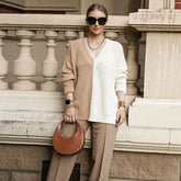 Stilvoller Pullover mit V-Ausschnitt und überschnittenen Schultern in Kontrastfarbe und langen Ärmeln - Khaki