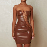 Robe courte moulante en similicuir sensuelle sans bretelles avec lacets et découpes - Marron
