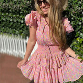 Sweet Style – Gestuftes Minikleid mit Rüschen und Blumenmuster - Rosa