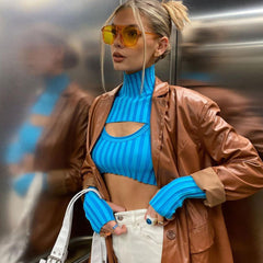 Weird Gestreifter Rippstrick-Kurzpullover mit hohem Kragen und langen Ärmeln - Blau