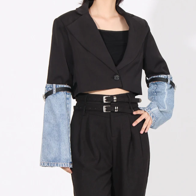 Blazer COURT noir avec manches en DENIM