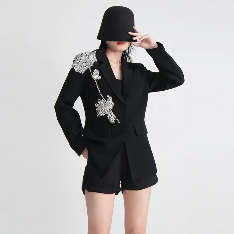 Blazer noir avec fleur en strass