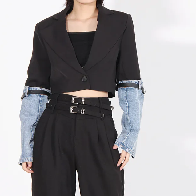 Blazer COURT noir avec manches en DENIM