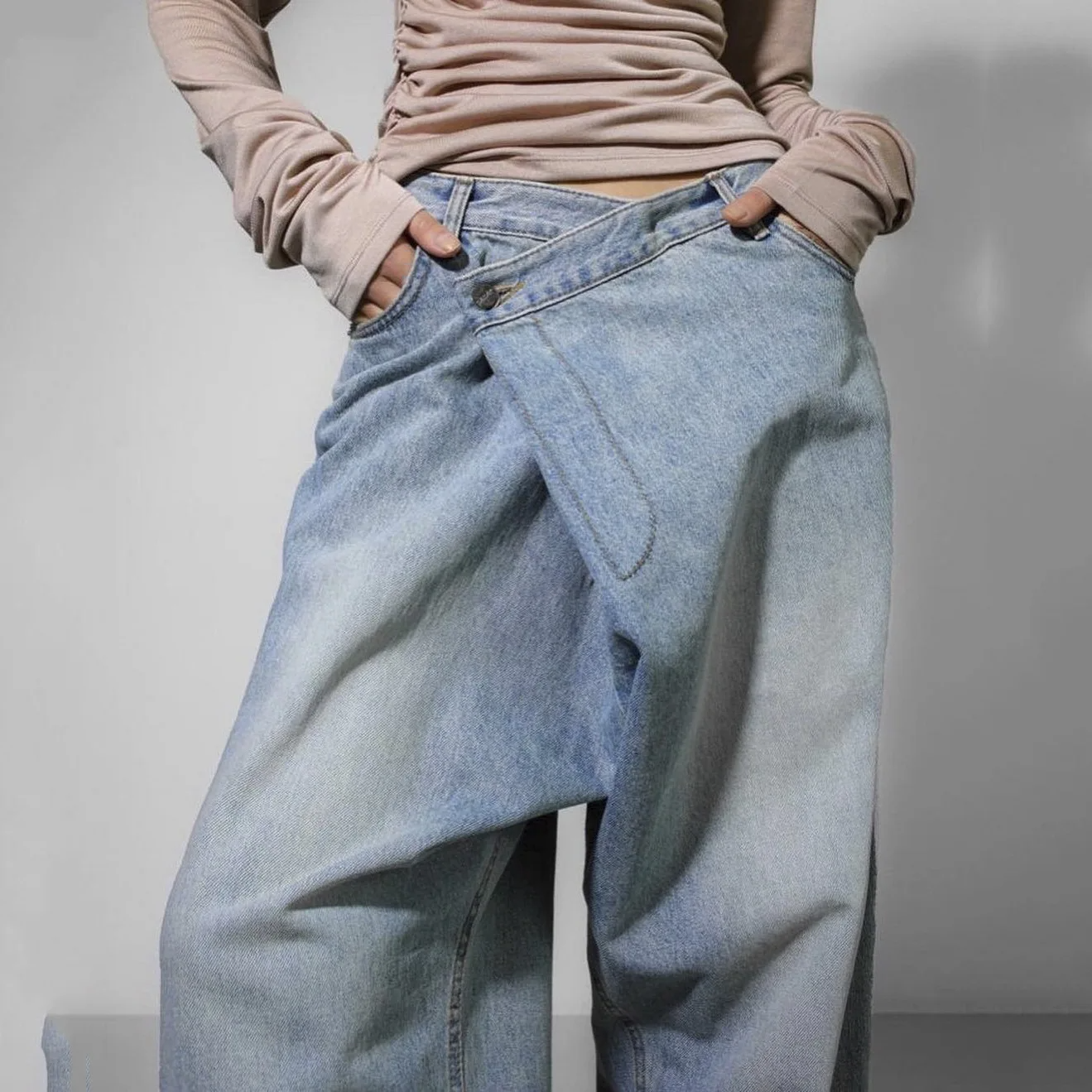 JEANS À FERMETURE IRRÉGULIÈRE