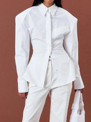 CHEMISE BLANCHE avec ÉPAULES SURDIMENSIONNÉES et DOS OUVERT À LACER