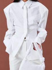 CHEMISE BLANCHE avec ÉPAULES SURDIMENSIONNÉES et DOS OUVERT À LACER