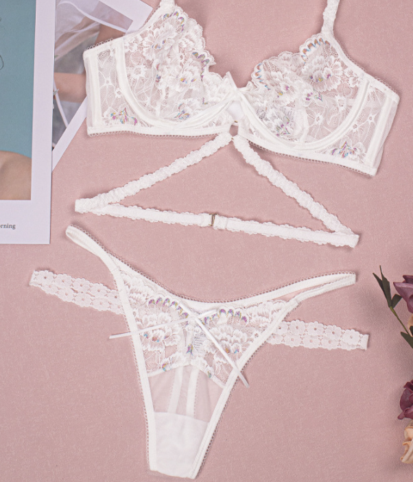 Dessous-Set mit Riemchen und floralem Muster aus transparenter Spitze