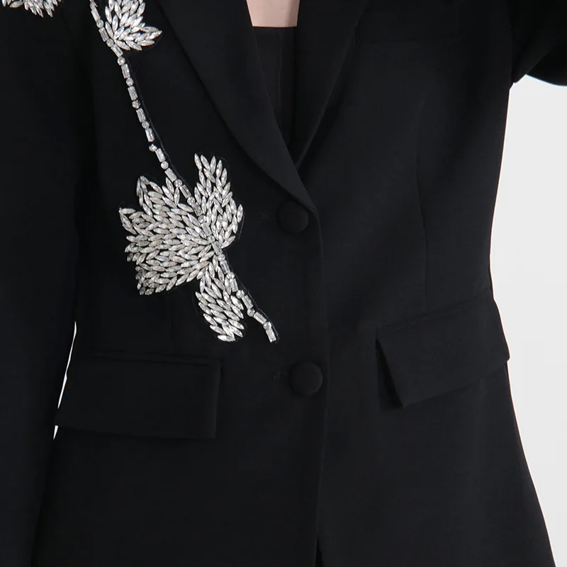 Blazer noir avec fleur en strass