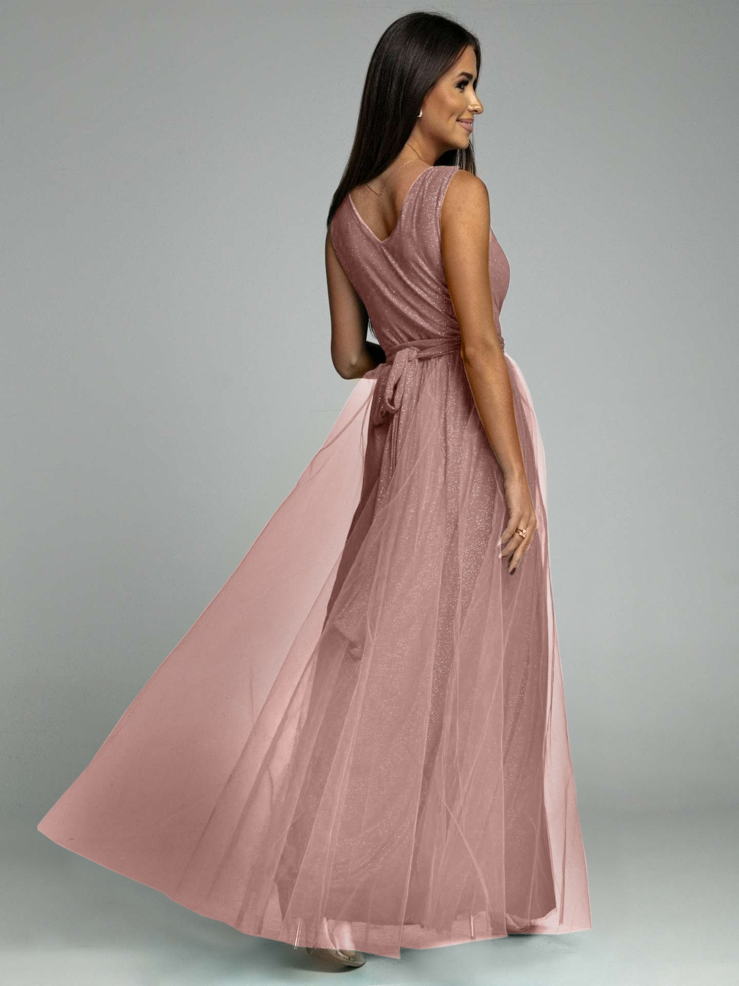 Robe mi-longue en maille à dos nu et décolleté plongeant
