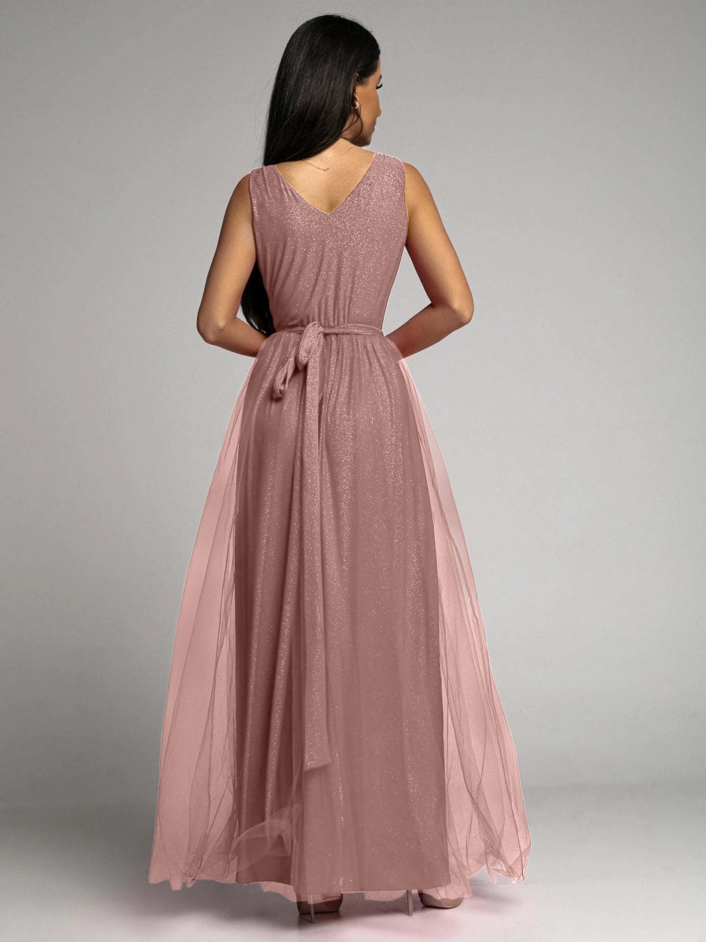 Robe mi-longue en maille à dos nu et décolleté plongeant