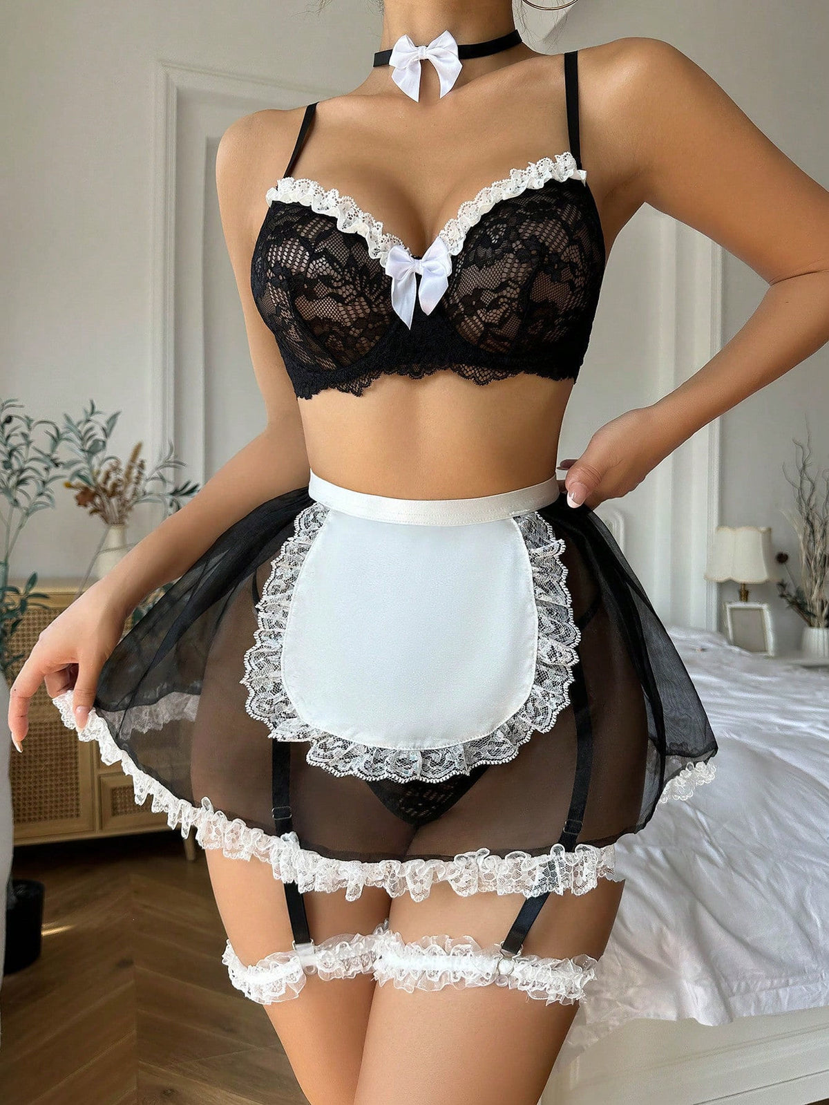 Schwarzes French-Maid-Dessous-Set mit kontrastierender Spitzenborte