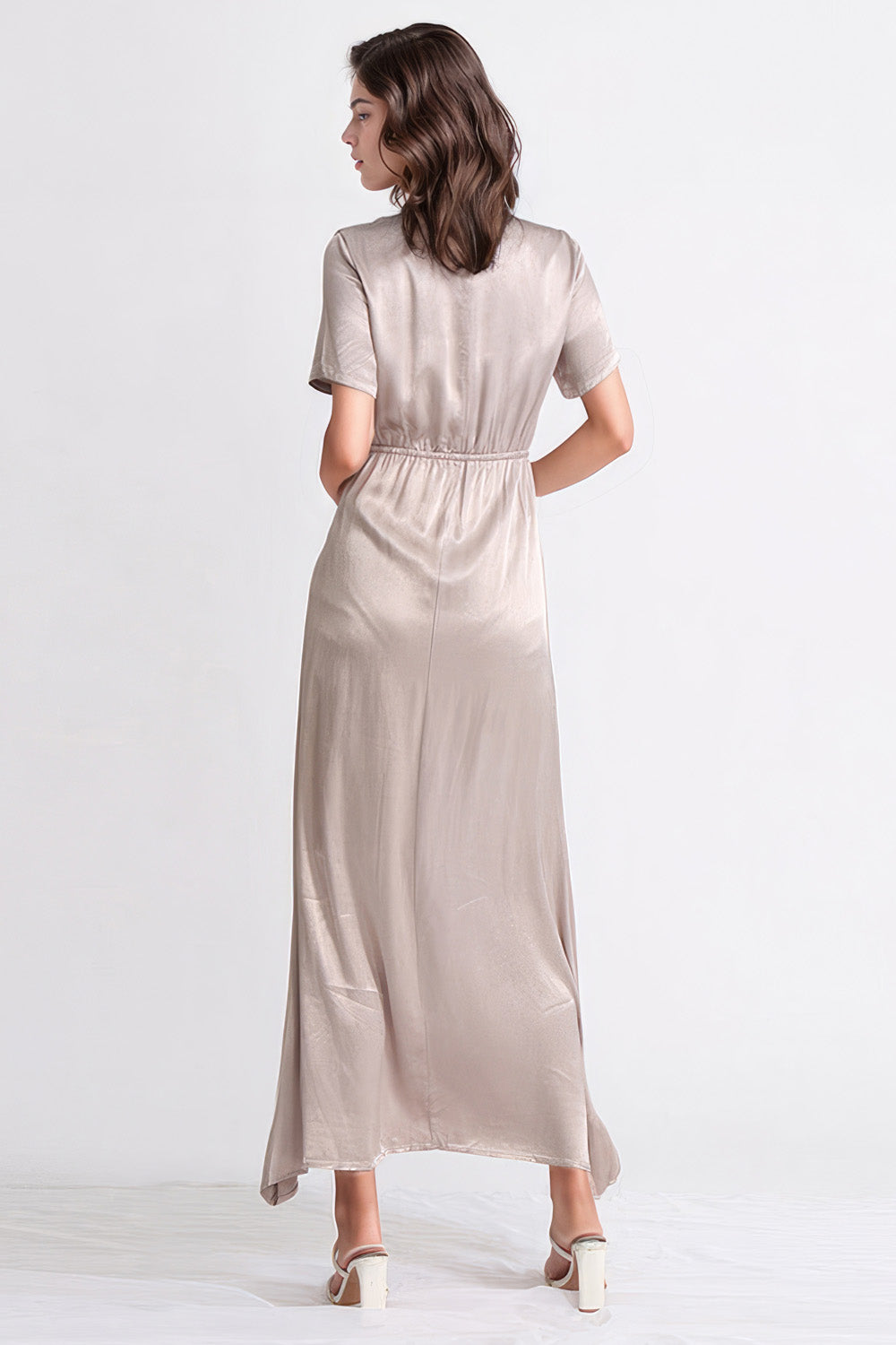 Satin-Maxikleid mit kurzen Ärmeln - Beige