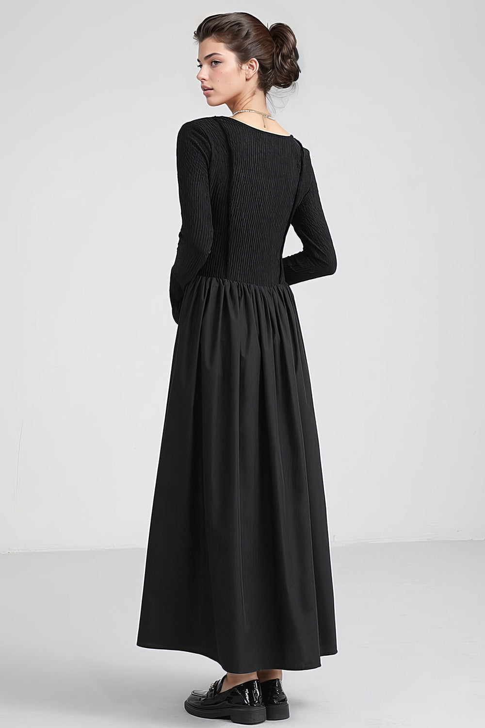 Midikleid mit langen Ärmeln - Schwarz