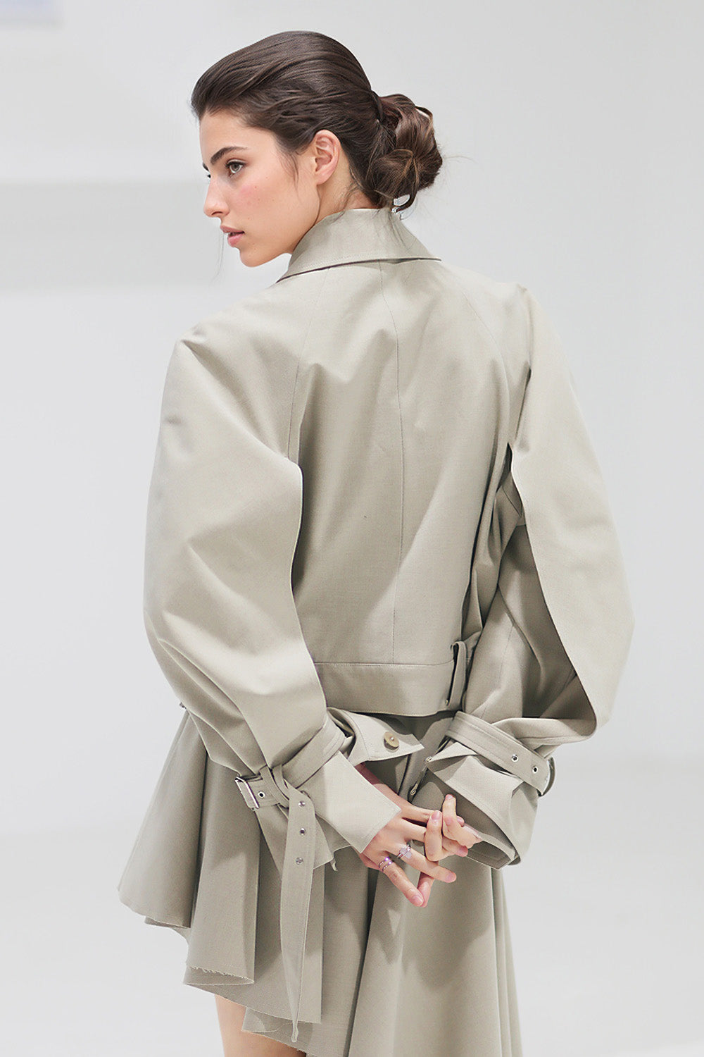 Doppellagige Kurzjacke mit Gürtel - Khaki