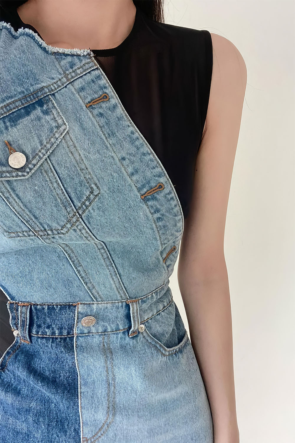 Kurzes Kleid mit Denim-Anteil - Schwarz