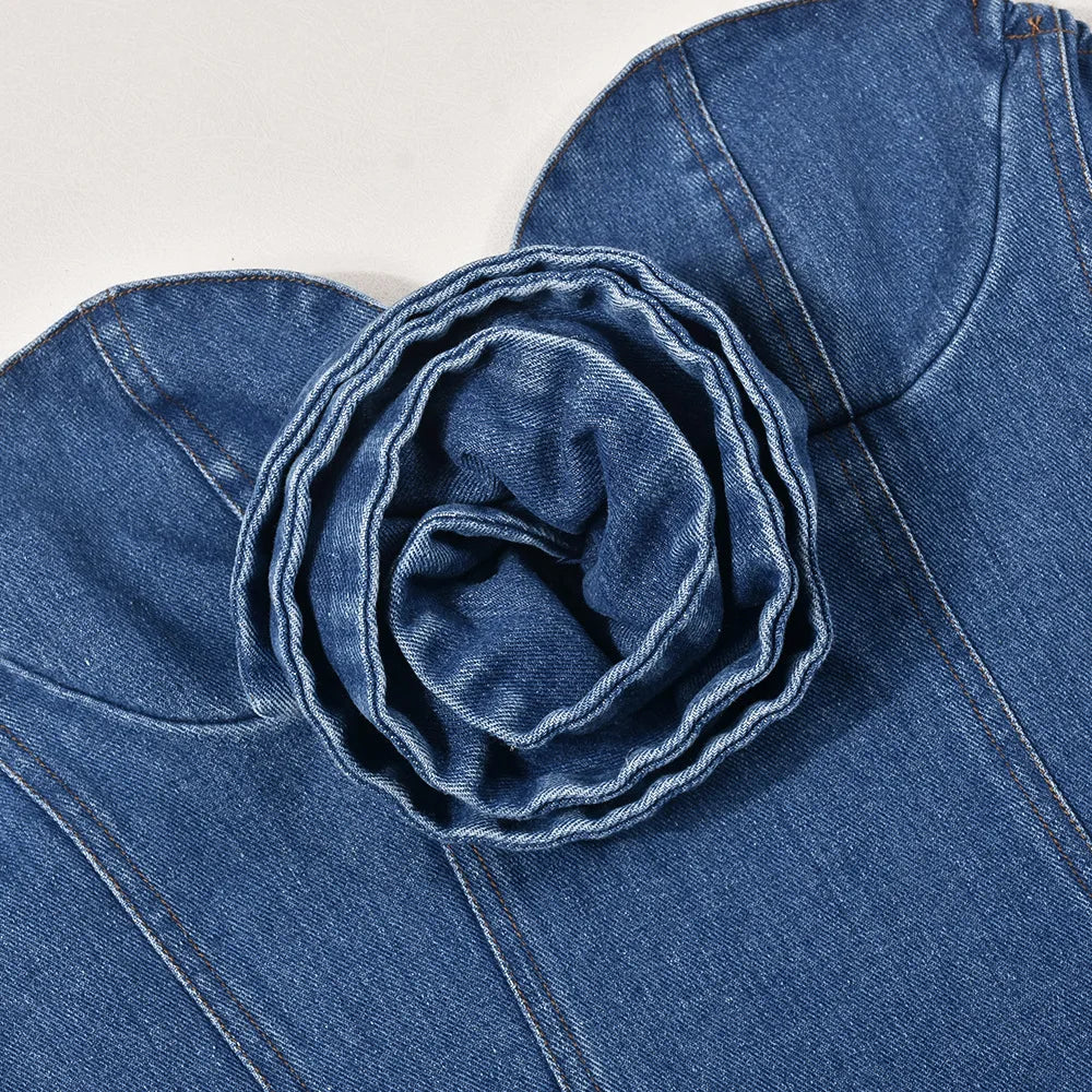 Ärmelloses Minikleid aus Denim mit Blumendetail