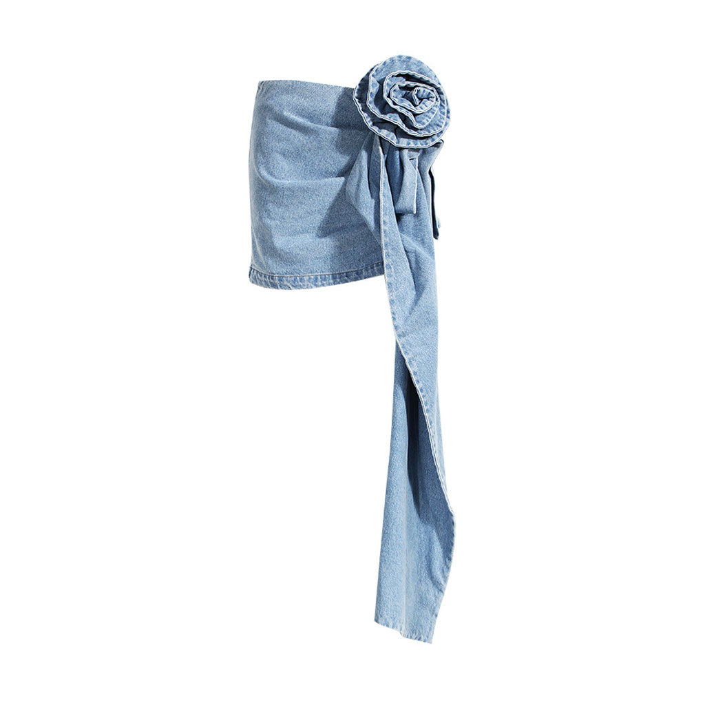 Asymmetrischer, drapierter Minirock aus Denim mit Blumen-Corsage und hoher Taille