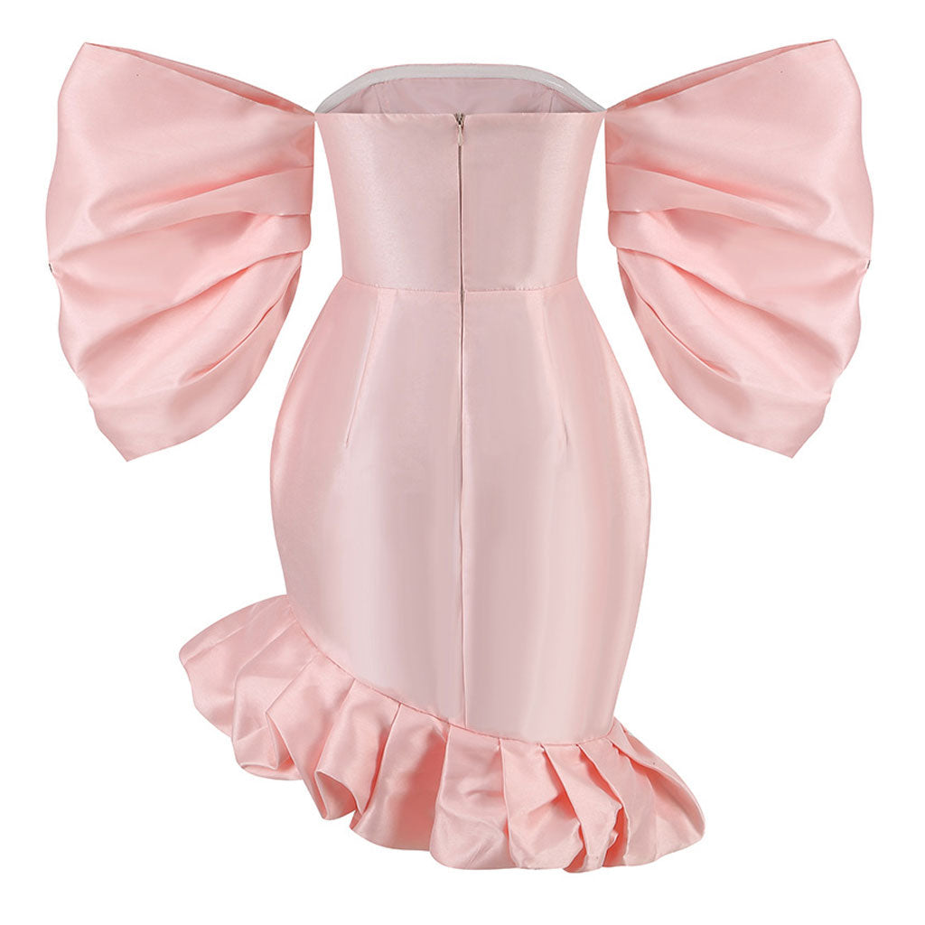 Asymmetrisches, schulterfreies, figurbetontes Mini-Partykleid aus Satin mit Rüschensaum und Puffärmeln